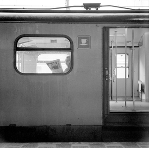 883136 Afbeelding van het pictogram voor de restauratie op de zijwand van een electrisch treinstel mat. 1954 van de N.S.